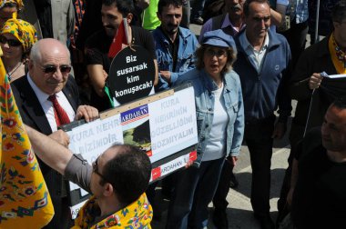 25 Nisan 2010 İstanbulturkey.Protestocular hidroelektrik santrallerine karşı mücadele ediyor.