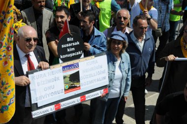 25 Nisan 2010 İstanbulturkey.Protestocular hidroelektrik santrallerine karşı mücadele ediyor.