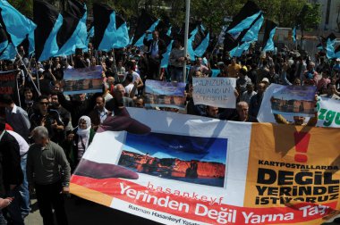 25 Nisan 2010 İstanbulturkey.Protestocular hidroelektrik santrallerine karşı mücadele ediyor.