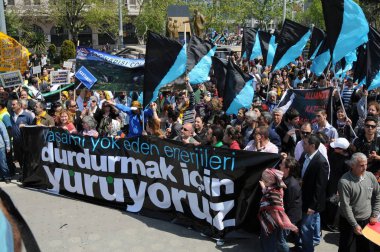 25 Nisan 2010 İstanbulturkey.Protestocular hidroelektrik santrallerine karşı mücadele ediyor.