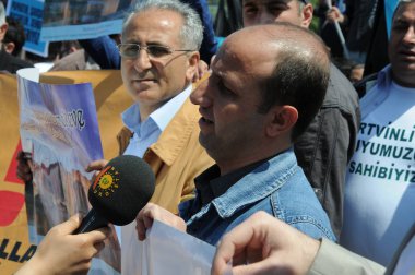 25 Nisan 2010 İstanbulturkey.Protestocular hidroelektrik santrallerine karşı mücadele ediyor.