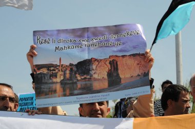 25 Nisan 2010 İstanbulturkey.Protestocular hidroelektrik santrallerine karşı mücadele ediyor.