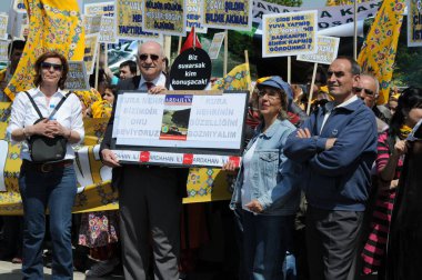 25 Nisan 2010 İstanbulturkey.Protestocular hidroelektrik santrallerine karşı mücadele ediyor.