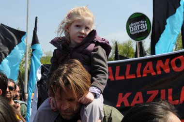 25 Nisan 2010 İstanbulturkey.Protestocular hidroelektrik santrallerine karşı mücadele ediyor.