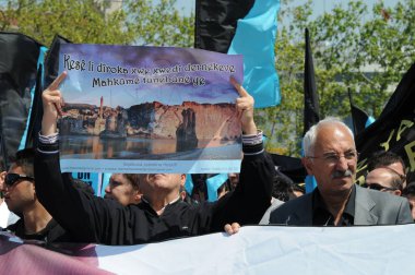 25 Nisan 2010 İstanbulturkey.Protestocular hidroelektrik santrallerine karşı mücadele ediyor.