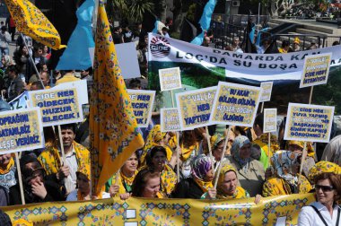 25 Nisan 2010 İstanbulturkey.Protestocular hidroelektrik santrallerine karşı mücadele ediyor.