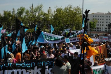 25 Nisan 2010 İstanbulturkey.Protestocular hidroelektrik santrallerine karşı mücadele ediyor.