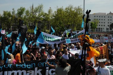 25 Nisan 2010 İstanbulturkey.Protestocular hidroelektrik santrallerine karşı mücadele ediyor.