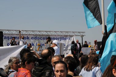 25 Nisan 2010 İstanbulturkey.Protestocular hidroelektrik santrallerine karşı mücadele ediyor.
