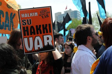 25 Nisan 2010 İstanbulturkey.Protestocular hidroelektrik santrallerine karşı mücadele ediyor.