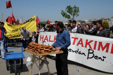 25 Nisan 2010 İstanbulturkey.Protestocular hidroelektrik santrallerine karşı mücadele ediyor.
