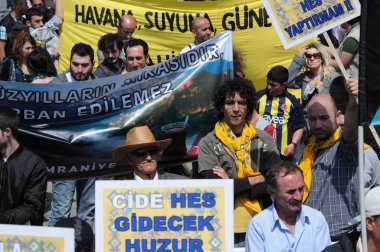 25 Nisan 2010 İstanbulturkey.Protestocular hidroelektrik santrallerine karşı mücadele ediyor.