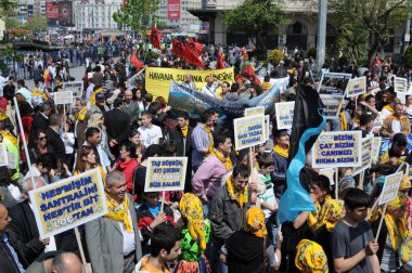 25 Nisan 2010 İstanbulturkey.Protestocular hidroelektrik santrallerine karşı mücadele ediyor.