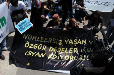 25 Nisan 2010 İstanbulturkey.Protestocular hidroelektrik santrallerine karşı mücadele ediyor.