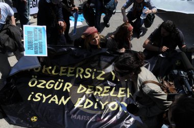 25 Nisan 2010 İstanbulturkey.Protestocular hidroelektrik santrallerine karşı mücadele ediyor.