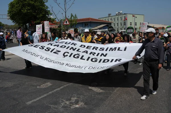 25 Nisan 2010 İstanbulturkey.Protestocular hidroelektrik santrallerine karşı mücadele ediyor.