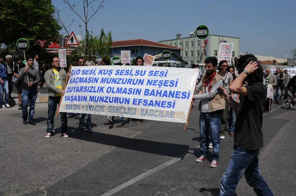 25 Nisan 2010 İstanbulturkey.Protestocular hidroelektrik santrallerine karşı mücadele ediyor.