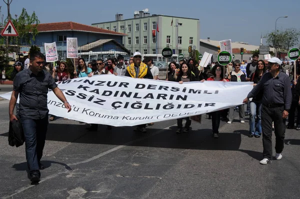 25 Nisan 2010 İstanbulturkey.Protestocular hidroelektrik santrallerine karşı mücadele ediyor.