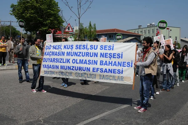 25 Nisan 2010 İstanbulturkey.Protestocular hidroelektrik santrallerine karşı mücadele ediyor.