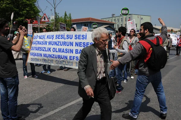 25 Nisan 2010 İstanbulturkey.Protestocular hidroelektrik santrallerine karşı mücadele ediyor.