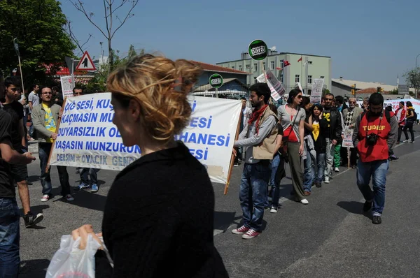 25 Nisan 2010 İstanbulturkey.Protestocular hidroelektrik santrallerine karşı mücadele ediyor.