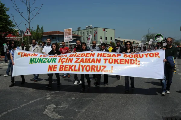 25 Nisan 2010 İstanbulturkey.Protestocular hidroelektrik santrallerine karşı mücadele ediyor.