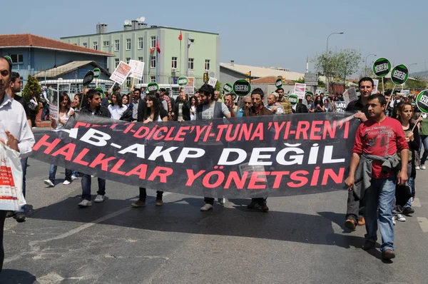 25 Nisan 2010 İstanbulturkey.Protestocular hidroelektrik santrallerine karşı mücadele ediyor.