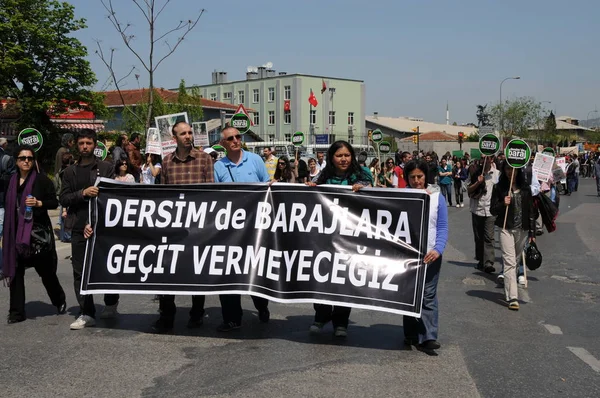 25 Nisan 2010 İstanbulturkey.Protestocular hidroelektrik santrallerine karşı mücadele ediyor.