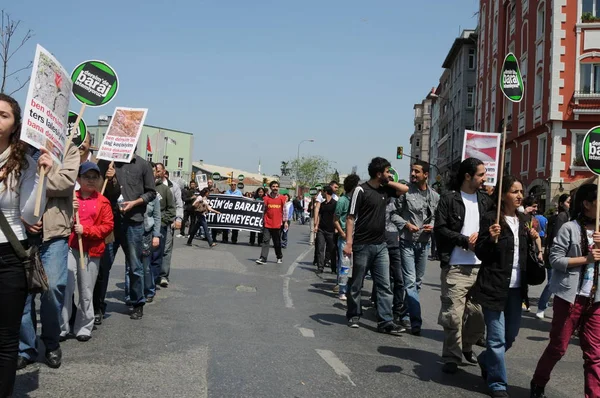 2010년 25일 이스탄불터키 발전소에 싸우는 시위대 — 스톡 사진