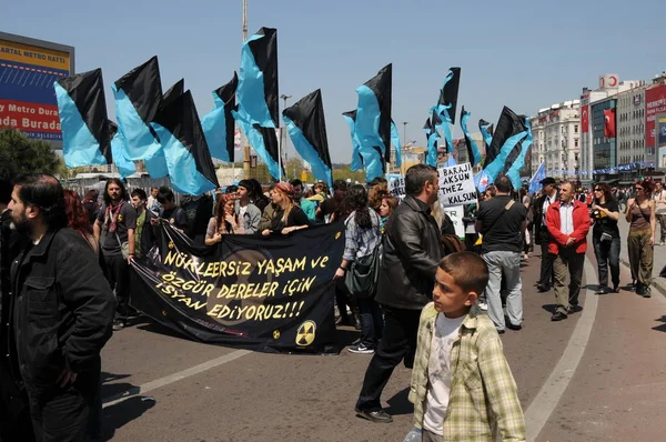 April 2010 Istanbulturkey Demonstranten Worstelen Tegen Waterkrachtcentrales — Stockfoto