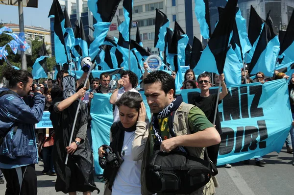 25 Nisan 2010 İstanbulturkey.Protestocular hidroelektrik santrallerine karşı mücadele ediyor.