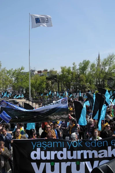 25 Nisan 2010 İstanbulturkey.Protestocular hidroelektrik santrallerine karşı mücadele ediyor.