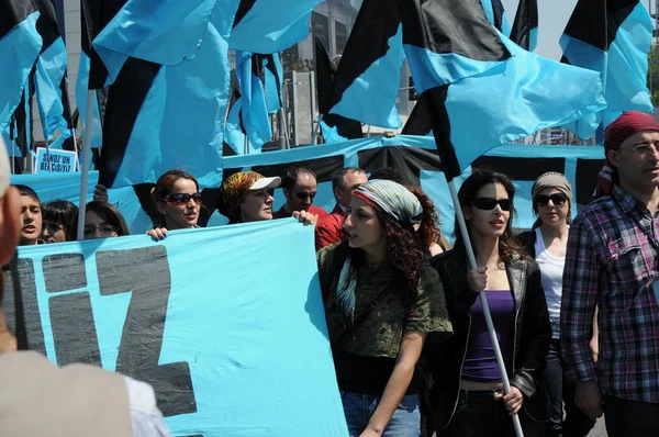 25 Nisan 2010 İstanbulturkey.Protestocular hidroelektrik santrallerine karşı mücadele ediyor.