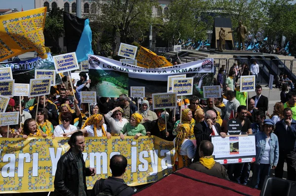 25 Nisan 2010 İstanbulturkey.Protestocular hidroelektrik santrallerine karşı mücadele ediyor.