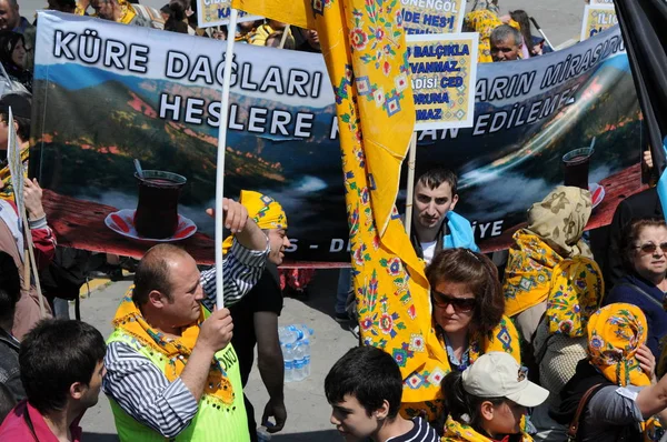 25 Nisan 2010 İstanbulturkey.Protestocular hidroelektrik santrallerine karşı mücadele ediyor.
