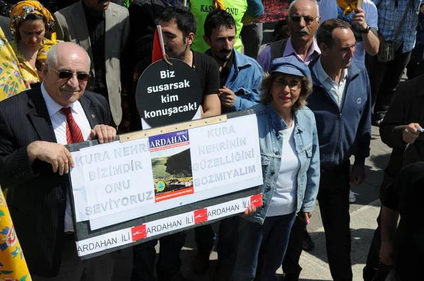 25 Nisan 2010 İstanbulturkey.Protestocular hidroelektrik santrallerine karşı mücadele ediyor.