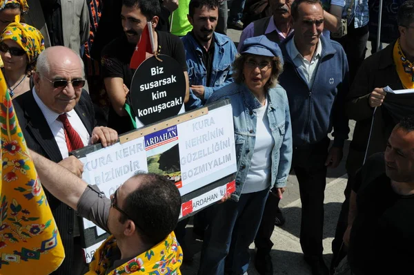 25 Nisan 2010 İstanbulturkey.Protestocular hidroelektrik santrallerine karşı mücadele ediyor.