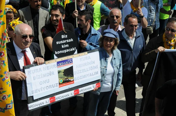 25 Nisan 2010 İstanbulturkey.Protestocular hidroelektrik santrallerine karşı mücadele ediyor.