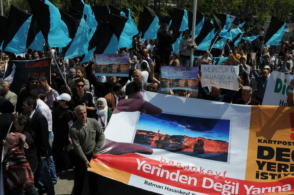 April 2010 Istanbulturkey Demonstranterna Kämpar Mot Vattenkraftverk — Stockfoto