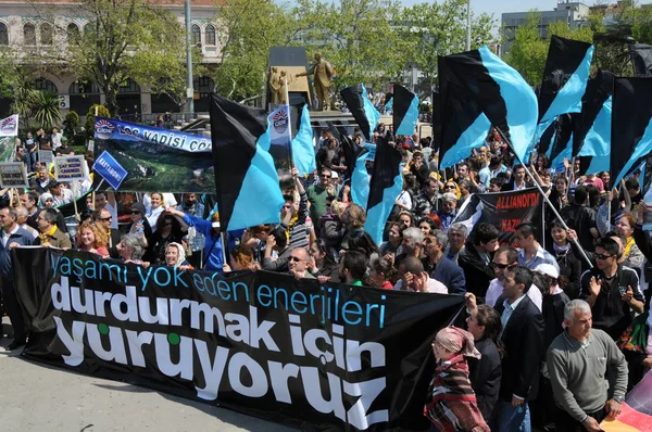 25 Nisan 2010 İstanbulturkey.Protestocular hidroelektrik santrallerine karşı mücadele ediyor.