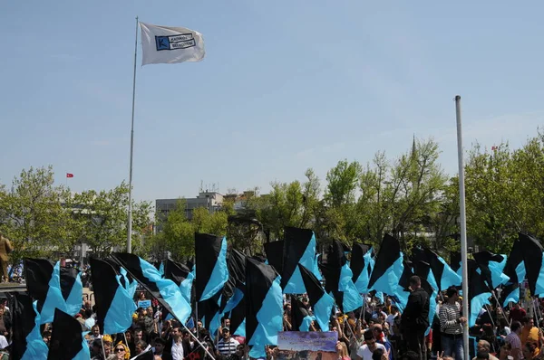 25 Nisan 2010 İstanbulturkey.Protestocular hidroelektrik santrallerine karşı mücadele ediyor.