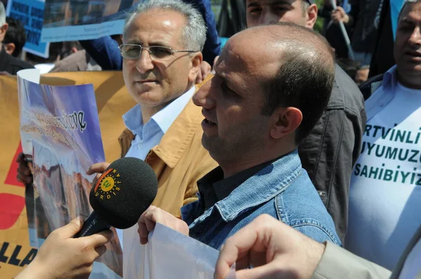 25 Nisan 2010 İstanbulturkey.Protestocular hidroelektrik santrallerine karşı mücadele ediyor.