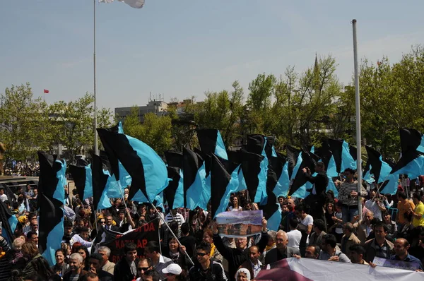 25 Nisan 2010 İstanbulturkey.Protestocular hidroelektrik santrallerine karşı mücadele ediyor.