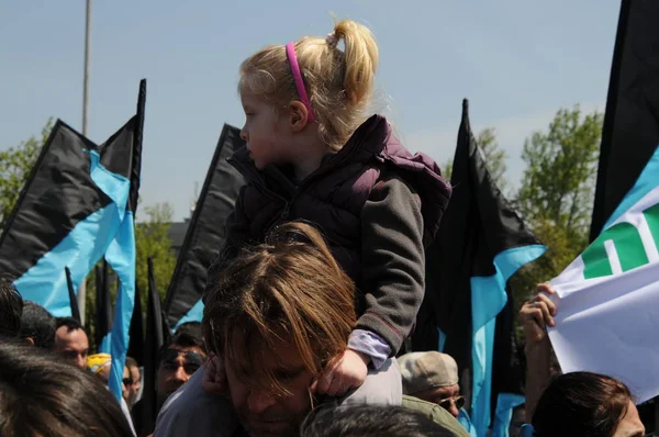 25 Nisan 2010 İstanbulturkey.Protestocular hidroelektrik santrallerine karşı mücadele ediyor.