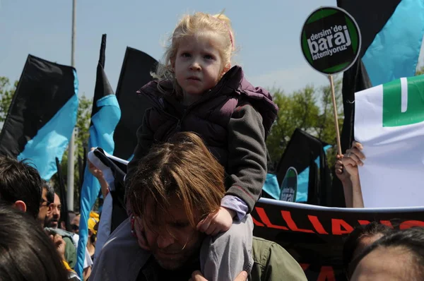 25 Nisan 2010 İstanbulturkey.Protestocular hidroelektrik santrallerine karşı mücadele ediyor.