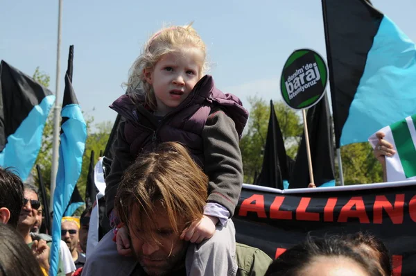 25 Nisan 2010 İstanbulturkey.Protestocular hidroelektrik santrallerine karşı mücadele ediyor.