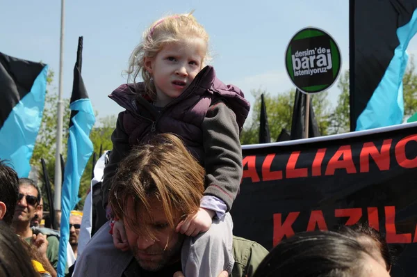 25 Nisan 2010 İstanbulturkey.Protestocular hidroelektrik santrallerine karşı mücadele ediyor.
