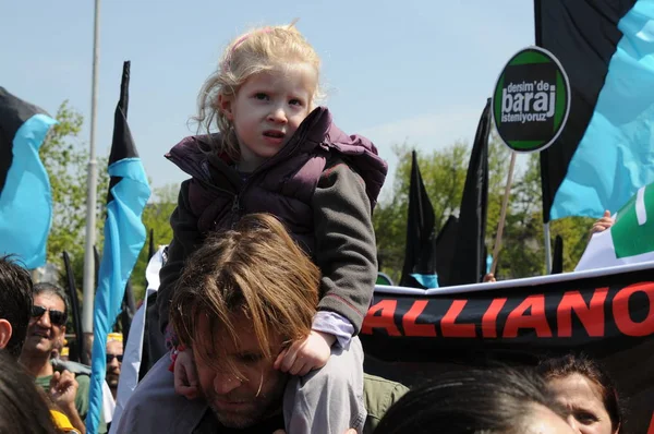 25 Nisan 2010 İstanbulturkey.Protestocular hidroelektrik santrallerine karşı mücadele ediyor.