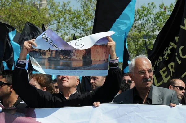 25 Nisan 2010 İstanbulturkey.Protestocular hidroelektrik santrallerine karşı mücadele ediyor.