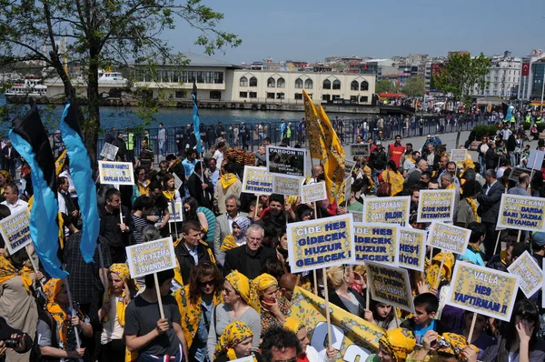 25 Nisan 2010 İstanbulturkey.Protestocular hidroelektrik santrallerine karşı mücadele ediyor.